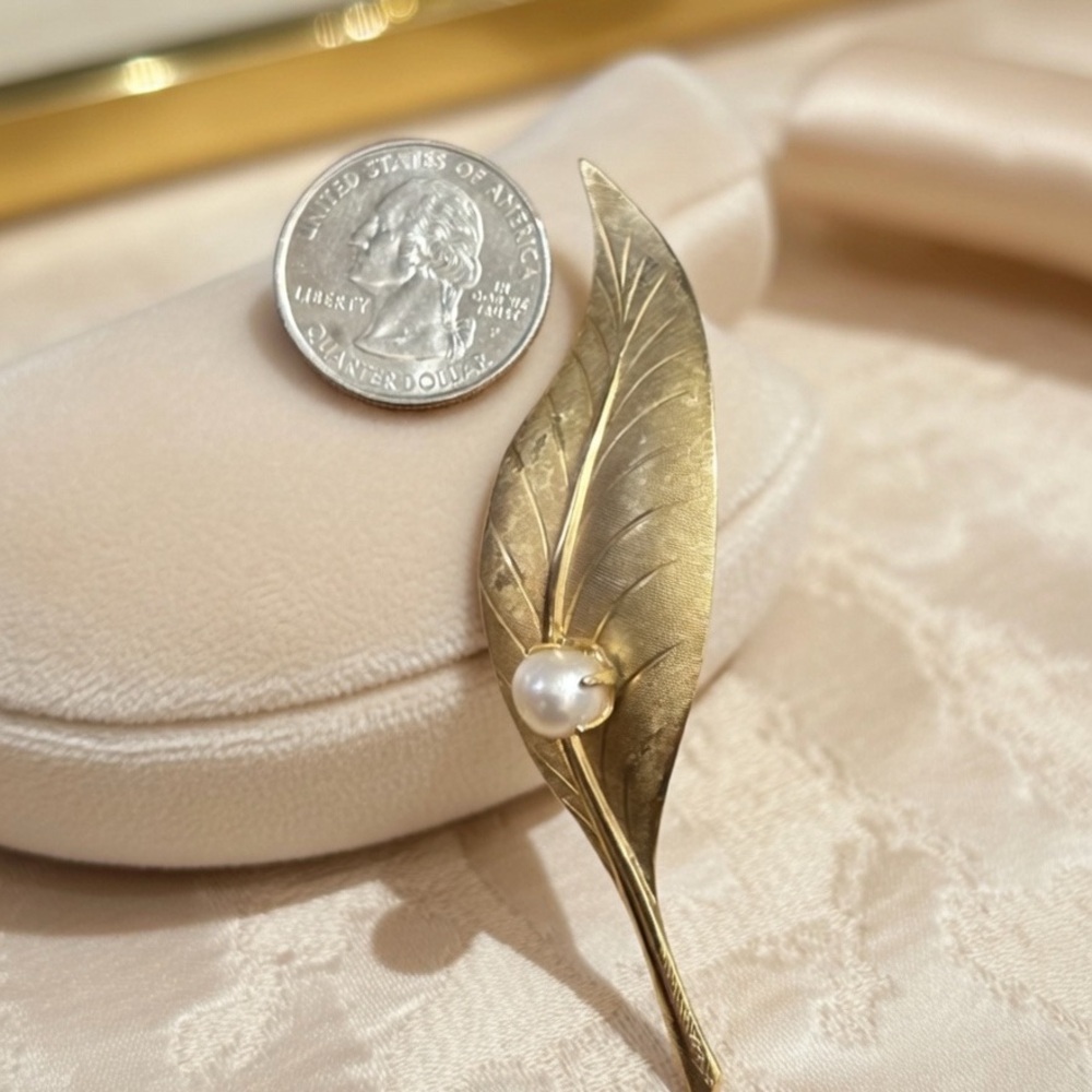 Vintage Gold Tone Curved Leaft with Faux Pearl Accent Brooch Pin Lapel - Picture 2 of 3